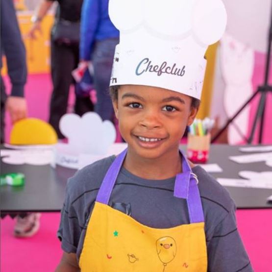 Petit garçon avec une toque de chef cuisinier