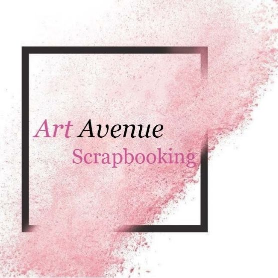 Logo Art Avenue Scrapbooking avec un effet de poudre rose.