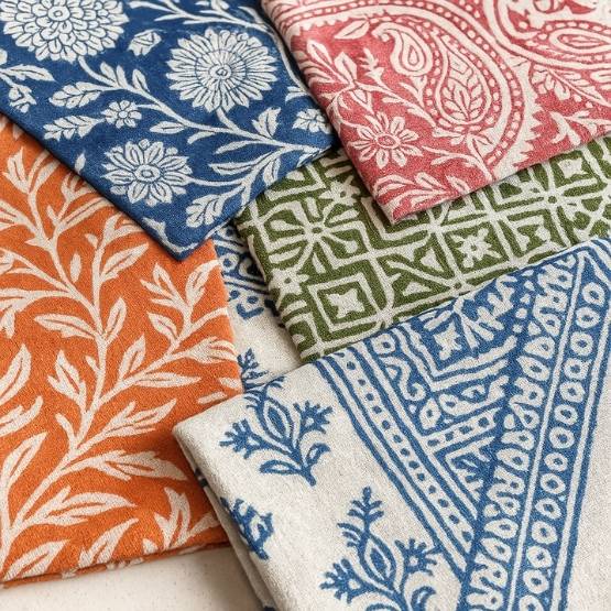 Échantillons de tissus imprimés aux motifs floraux et géométriques de style batik.