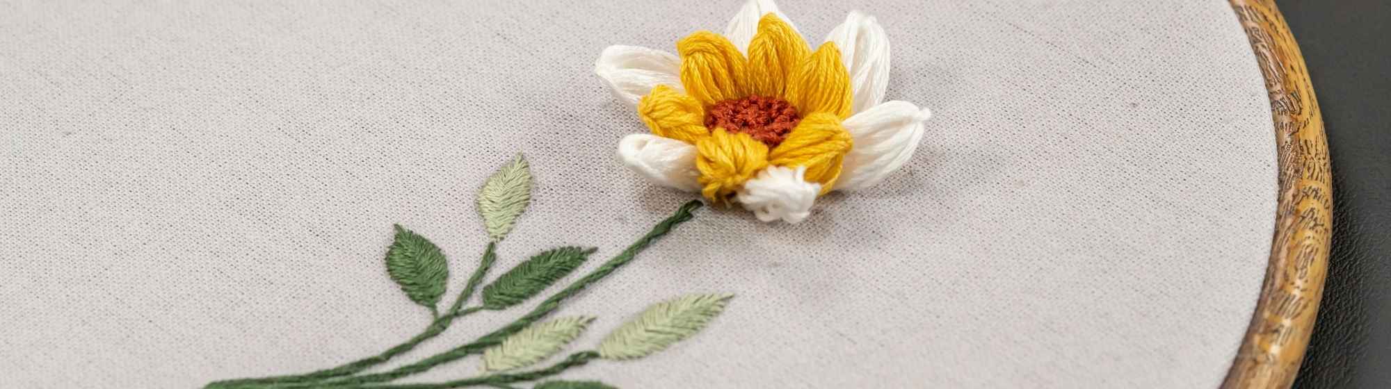 Broderie de fleur sur cercle