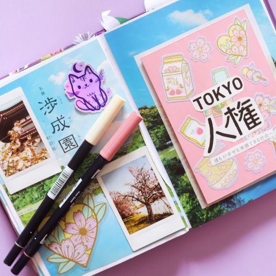 Carnet créatif de voyage sur le Japon avec photos, dessins et stickers de fleurs de cerisier.