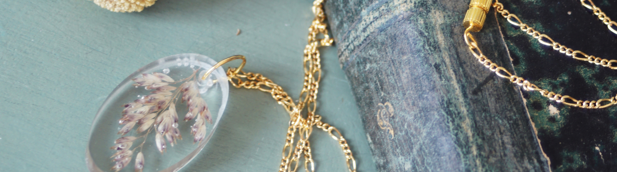 Pendentif fleurs séchées en résine UV