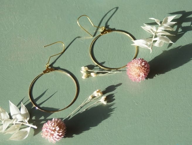 Fleurs séchées sélectionnées prêtes à être assemblées pour fabriquer des boucles.