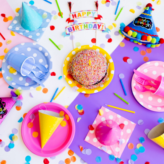 Confettis sur table d'anniversaire