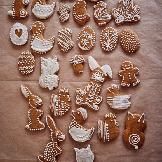 Ensemble de biscuits de Pâques en pain d’épices décorés de glaçage blanc représentant des œufs, lapins, poussins et canards.